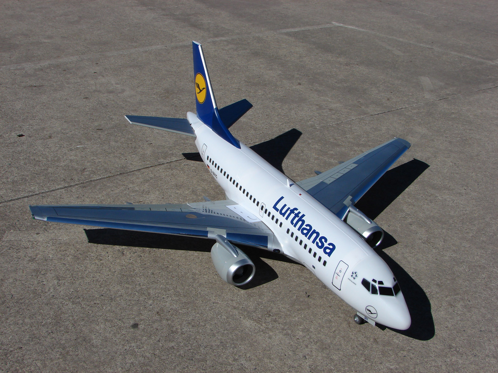 737 RC Plane _ Lufthansa.jpg